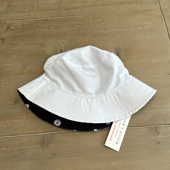 Alice + Olivia Reversible Bucket Hat - Daisy Print - NWT - Picture 5 of 6